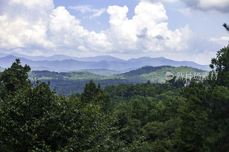 夏季，北卡罗来纳大烟山的阳台景色令人惊叹。大烟山(Great Smoky Mountains)从田纳西州和北卡罗来纳州的边界开始，从那里向美国东南部的东北方向延伸